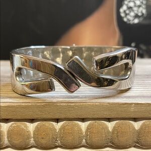 Elegant Silver Women's Clamper Bracelet